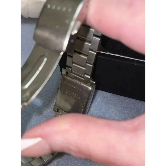 Y2k Guess Unisex Square Dial Silver Analog Watch with Date Display - Picture 6 of 6